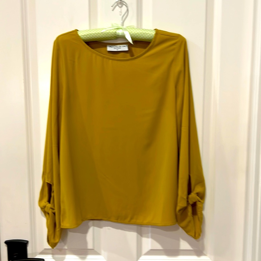 Chloe Dao top